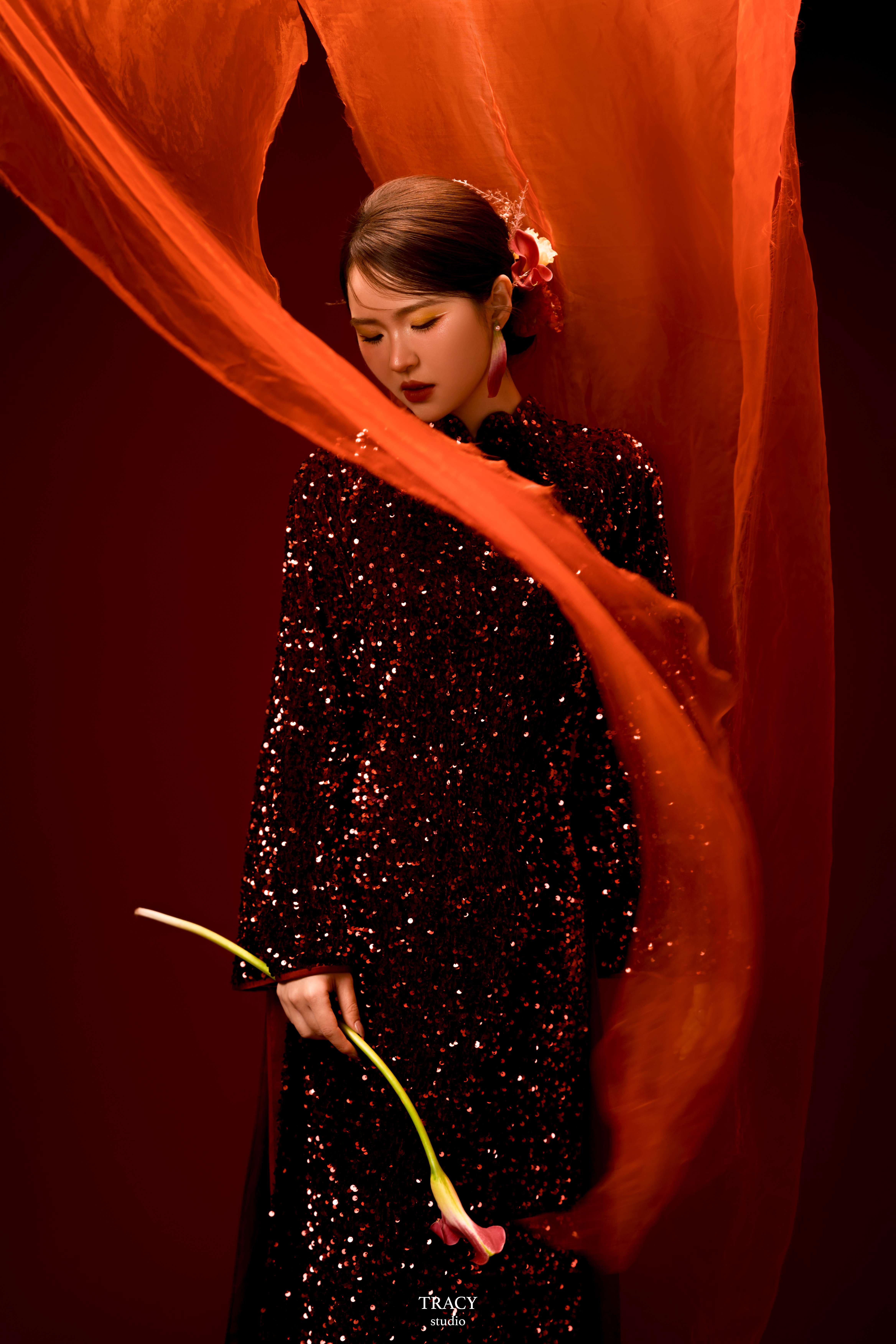 frontend/img/gallery/anh-tet-yem-ao-dai/tracy-studio-chup-concept-ao-dai-lap-lanh (4).jpg